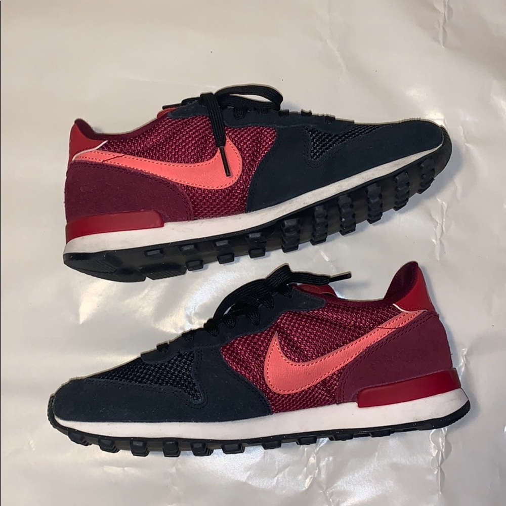 NIKE women’s training shoes